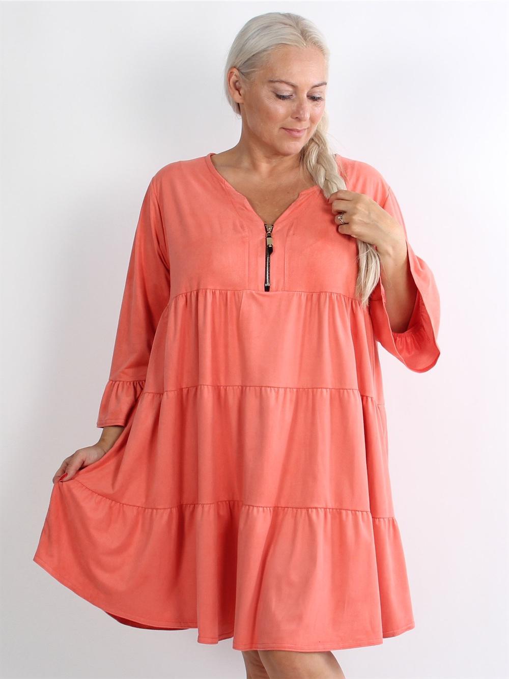 Mynthe - Beige lager på lager klänning i mocka med volangdetaljer